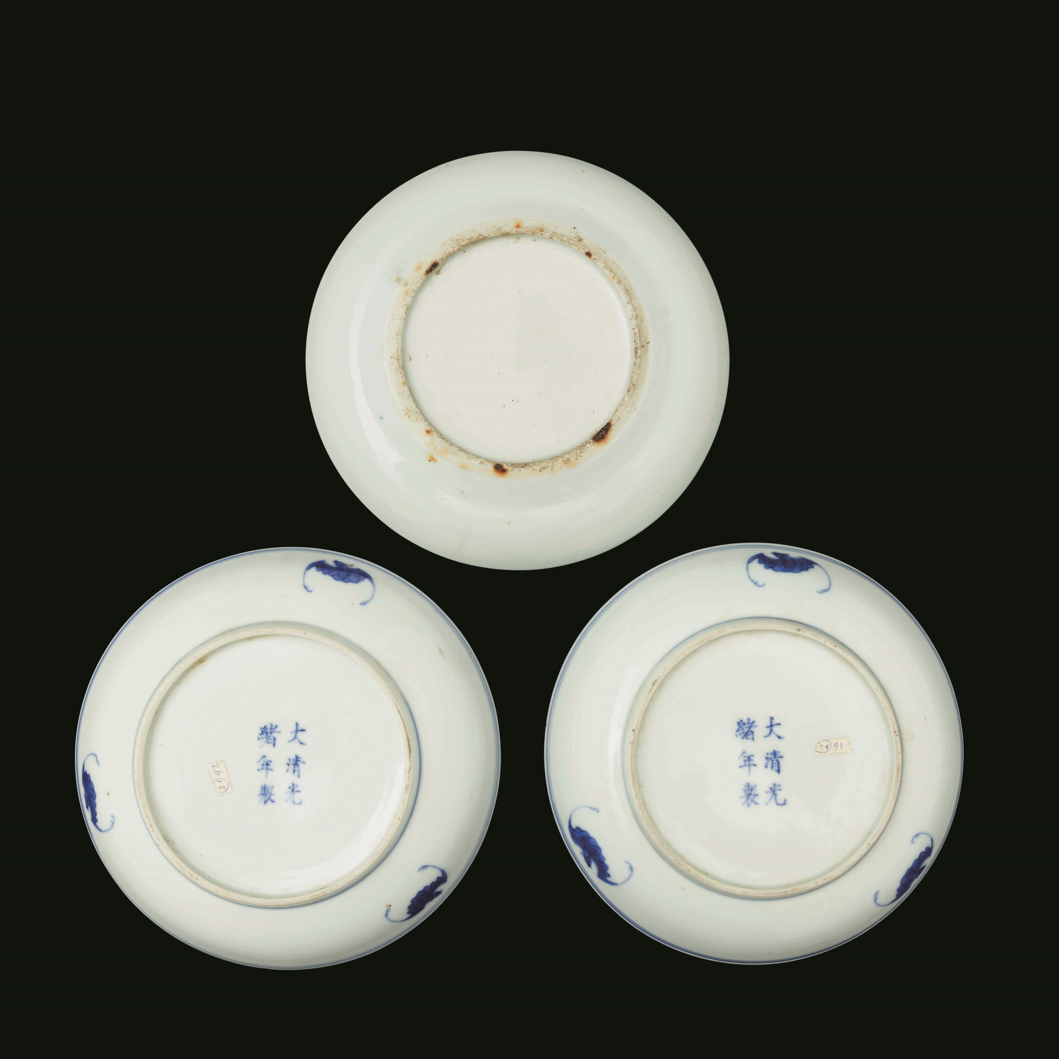 Lotto Composto da Tre Piatti in Porcellana Bianca e Blu Raffiguranti Soggetti Naturalistici, Cina...