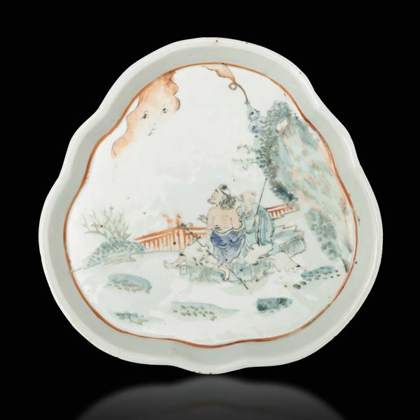 Piatto sagomato in porcellana raffigurante saggio entro paesaggio, Cina, Dinastia Qing, epoca Qianlong (1736-1796)