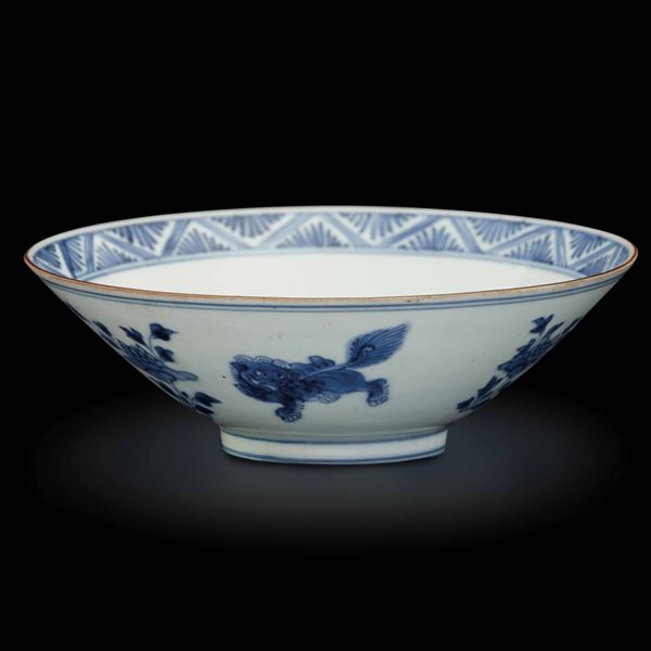 Ciotola in porcellana bianca e blu con cani di Pho e decori floreali, Cina, Dinastia Qing, marca e del periodo Jiajing