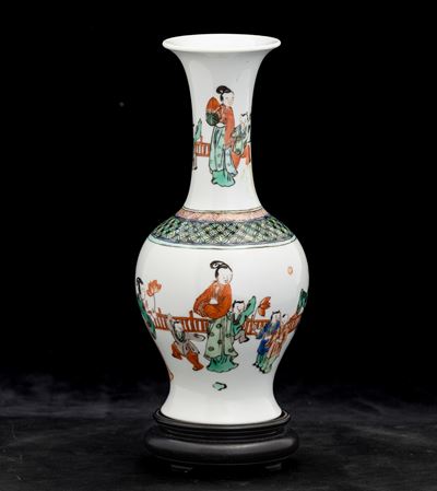 Vaso in Porcellana Famiglia Verde Raffigurante Scena di Vita Comune con Cortigiana e Fanciulli, C...