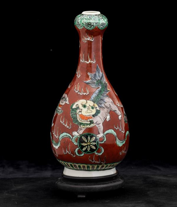 Vaso a bottiglia in porcellana Famiglia Verde raffigurante Cani di Pho su fondo rosso, Cina, Dinastia Qing, XIX secolo