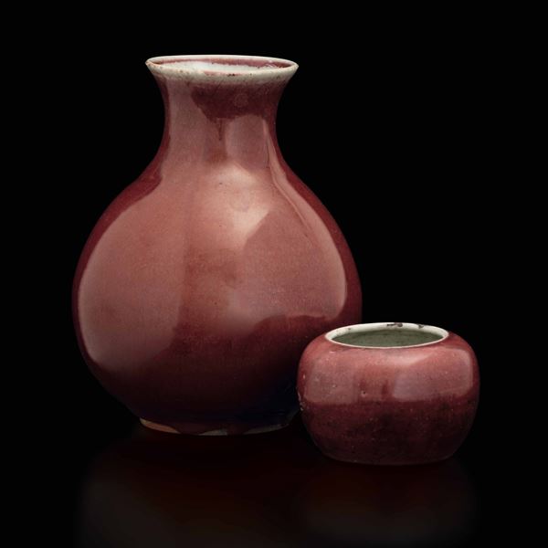 Vaso e sciacquapennelli in porcellana monocroma sangue di bue, Cina, Dinastia Qing, XIX secolo