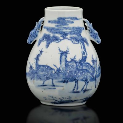 Vaso Hu in Porcellana Bianca e Blu Raffigurante Cerbiatti Entro Paesaggio e Mascheroni a Foggia d...