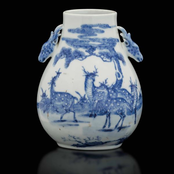 Vaso Hu in porcellana bianca e blu raffigurante cerbiatti entro paesaggio e mascheroni a foggia di testa di cervo, Cina, Dinastia Qing, periodo Guangxu (1875-1908)