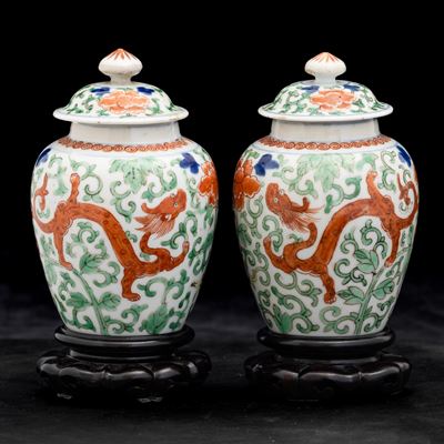 Coppia di Piccole Potiches in Porcellana con Figure di Draghi e Decori Floreali, Cina, Dinastia Q...