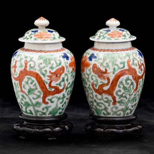Coppia di piccole potiches in porcellana con figure di draghi e decori floreali, Cina, Dinastia Qing, XIX secolo