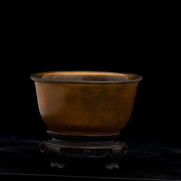 Piccola ciotola in vetro di Pechino color ambra, Cina, Dinastia Qing, epoca Qianlong (1736-1796)