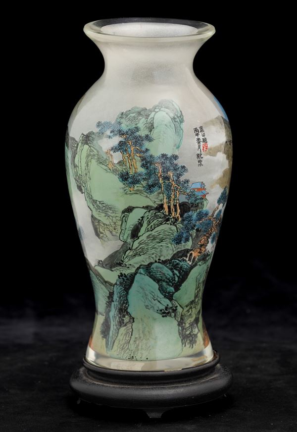 Vaso in vetro dipinto raffigurante paesaggio con figure e iscrizioni, Cina, Dinastia Qing, XIX secolo