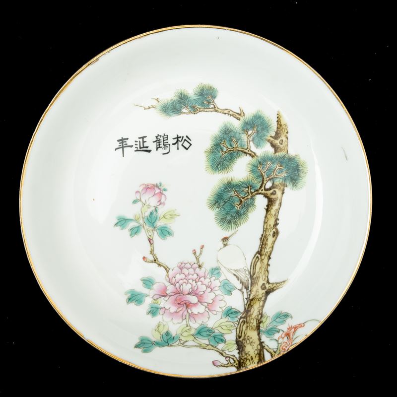 Piatto in porcellana raffigurante airone e peonie in fiore, Cina, Dinastia Qing, XIX secolo  - Asta Arte Orientale - Cambi Casa d'Aste