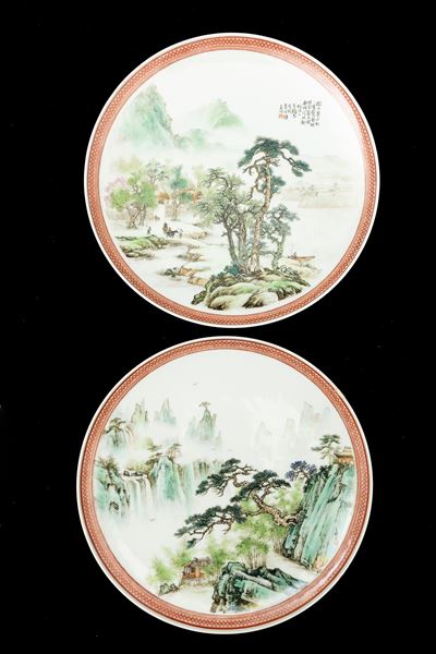 Coppia di Piatti in Porcellana Raffiguranti Paesaggi con Figure e Iscrizioni, Cina, Repubblica, X...