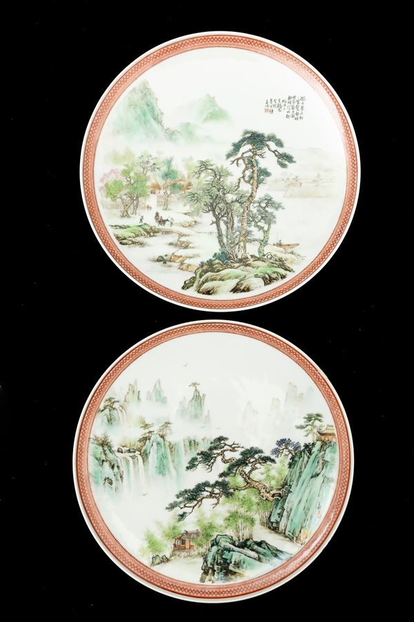 Coppia di piatti in porcellana raffiguranti paesaggi con figure e iscrizioni, Cina, Repubblica, XX secolo