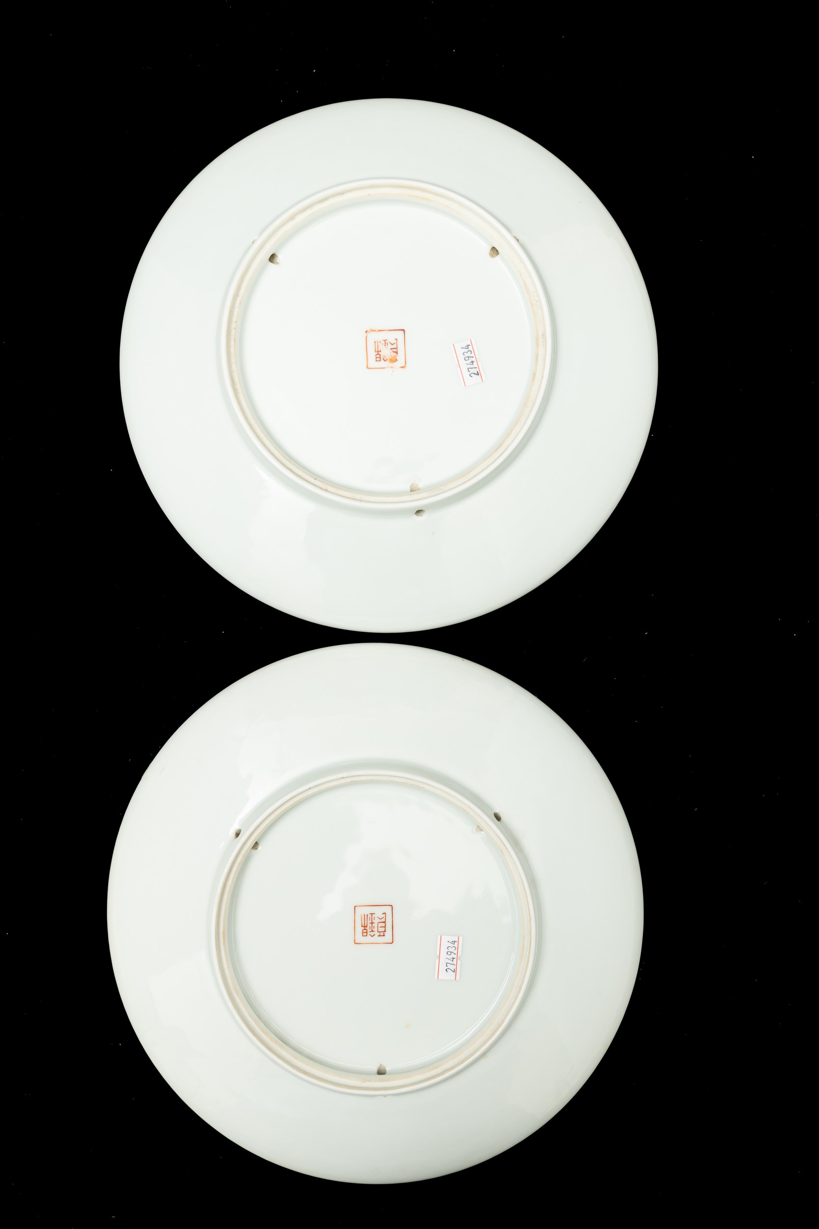 Coppia di Piatti in Porcellana Raffiguranti Paesaggi con Figure e Iscrizioni, Cina, Repubblica, X...