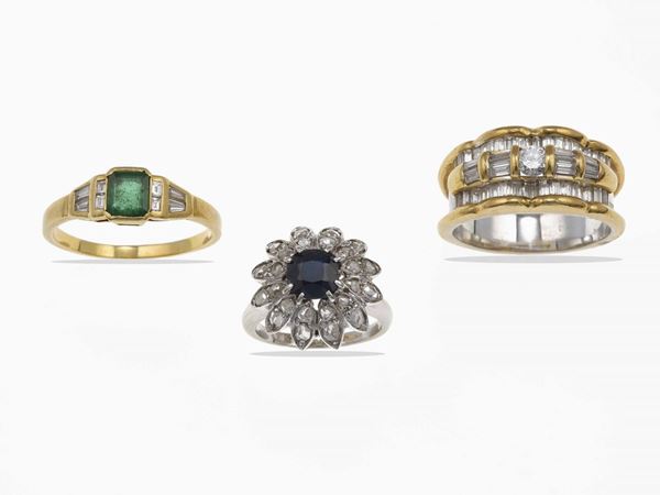 Lotto composto da tre anelli con diamanti, zaffiro e smeraldo