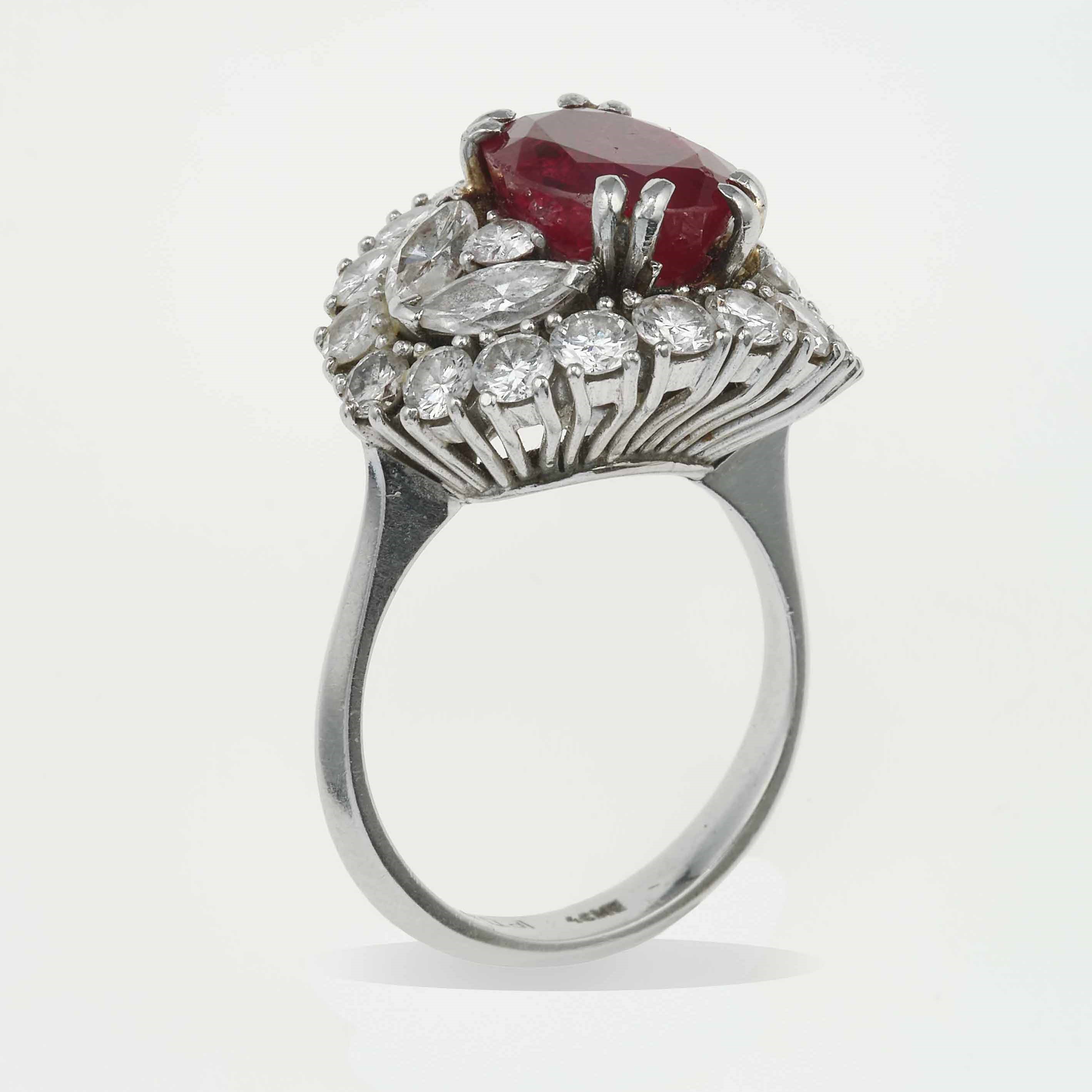 Anello in oro bianco 750/1000 con rubino birmano naturale, Gemmological Report R.A.G. Torino n. C...