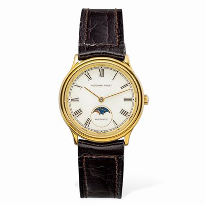 Raro ed Elegante Orologio in Oro Giallo 18k con Lunetta Sbalzata e Quadrante in Smalto Bianco e N...