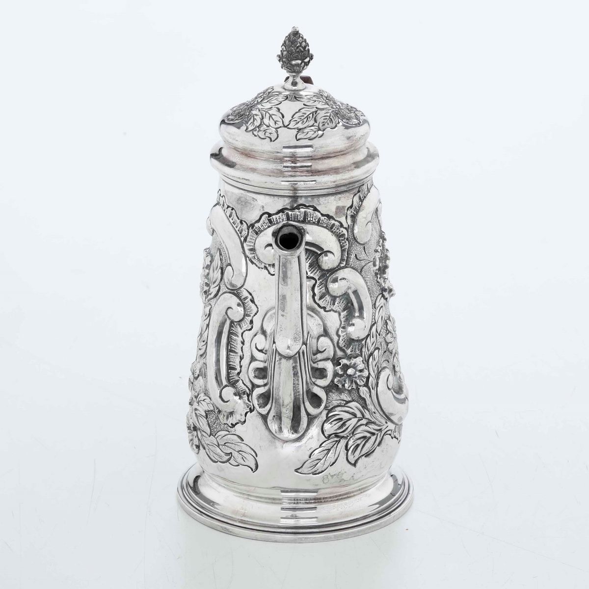 Caffettiera. Argento Fuso, Sbalzato e Cesellato. Bollo della Città di Londra per L'anno 1830, Arg...