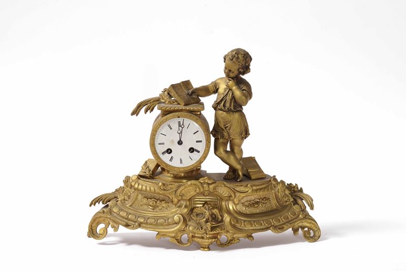 Pendola da tavolo in bronzo dorato dorato con fanciullo che legge un libro. XIX-XX secolo  - Auction Pendulum and clocks - Cambi Casa d'Aste