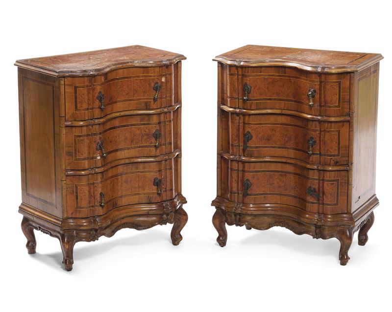 Coppia di comodini in legno lastronato a tre cassetti. XVIII secolo  - Asta Antiquariato Luglio - Cambi Casa d'Aste