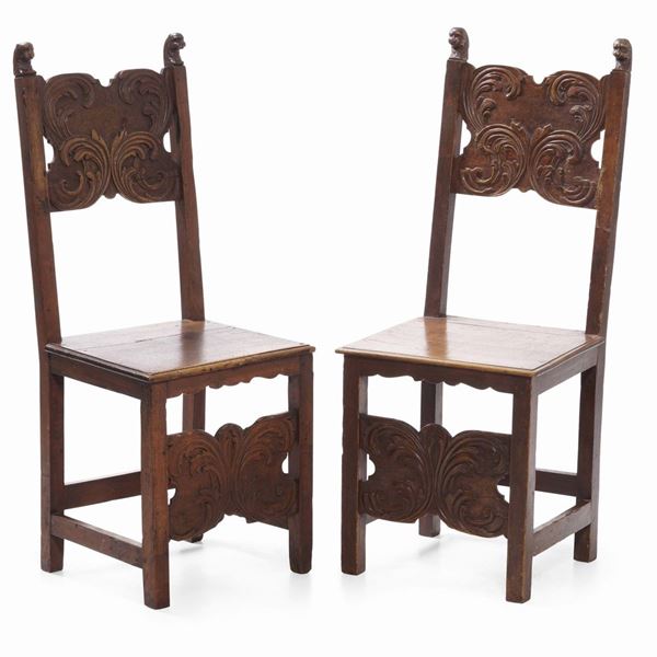 Coppia di seggioloni in legno intagliato