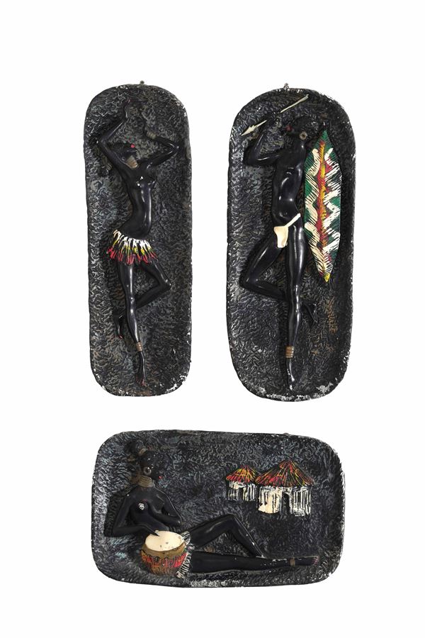 Tre placche decorative da muro decorate con figure di gusto africano