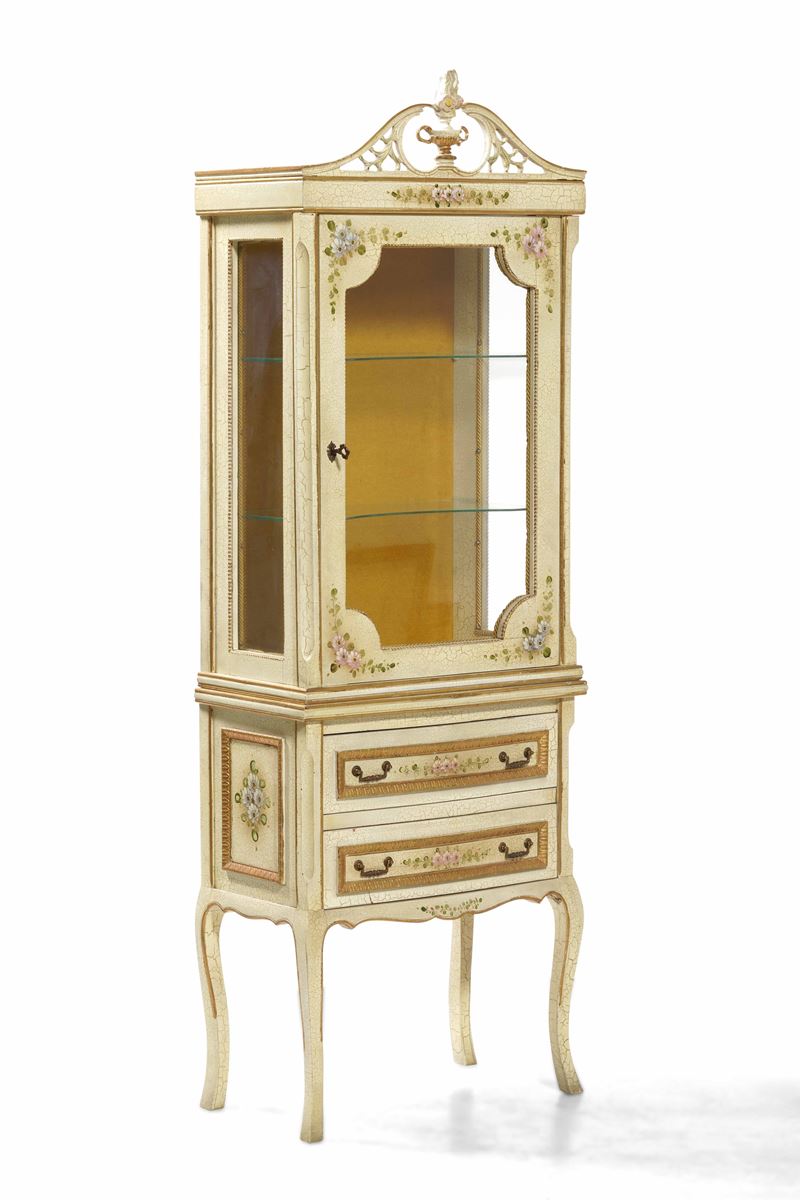 Mobile vetrina in stile a due corpi in legno laccato. XX secolo  - Auction Antique February - Cambi Casa d'Aste