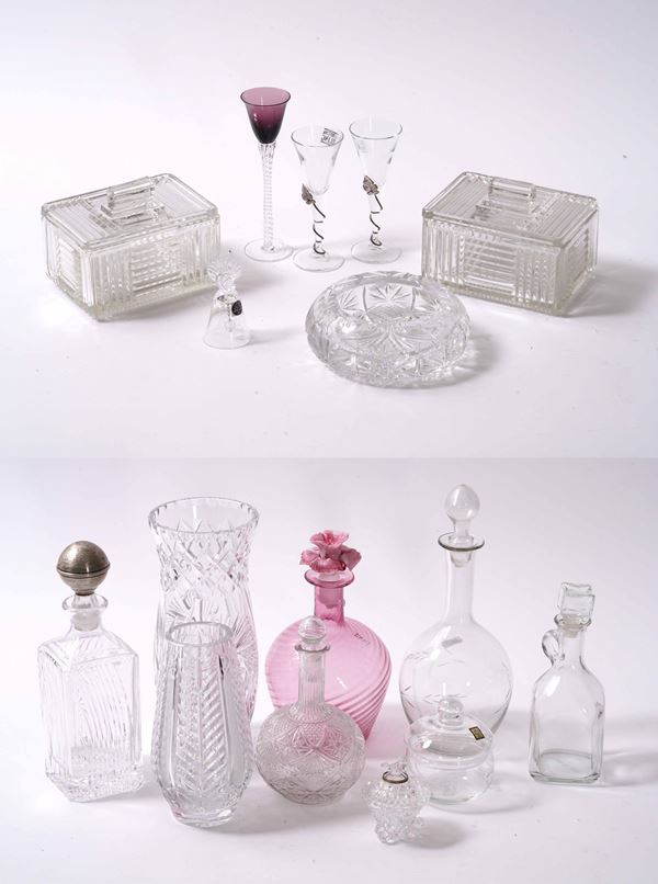 Lotto composto da varie bottiglie, vasi e oggetti in vetro