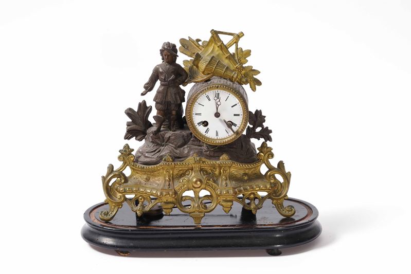 Pendola da tavolo in metallo dorato e patinato. XX secolo  - Auction Pendulum and clocks - Cambi Casa d'Aste