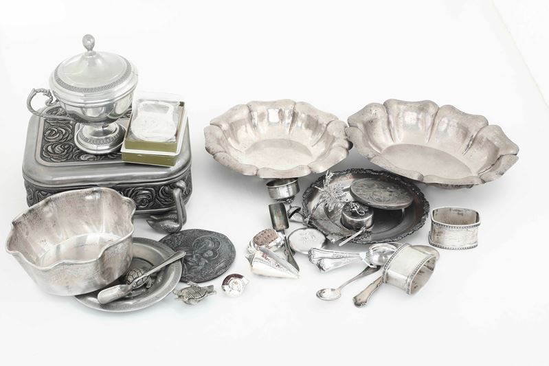 Lotto composto da vari oggetti in metallo e argento  - Asta Argenti - Cambi Casa d'Aste