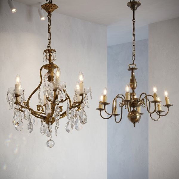 Lampadario in metallo a otto luci e altro lampadario con gocce. XX secolo