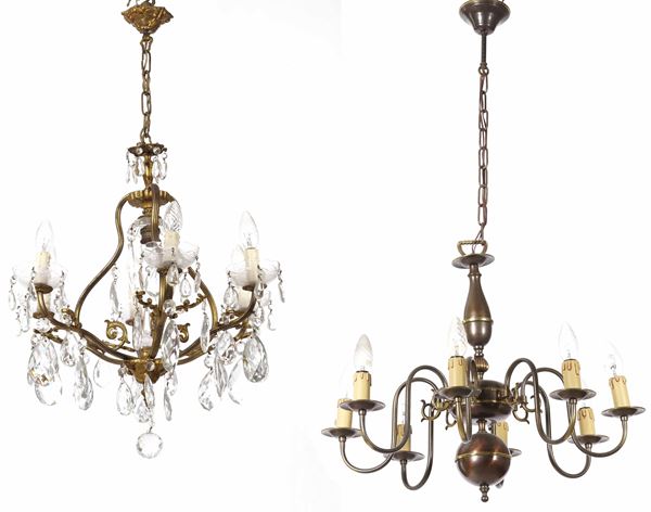 Lampadario in metallo a otto luci e altro lampadario con gocce. XX secolo
