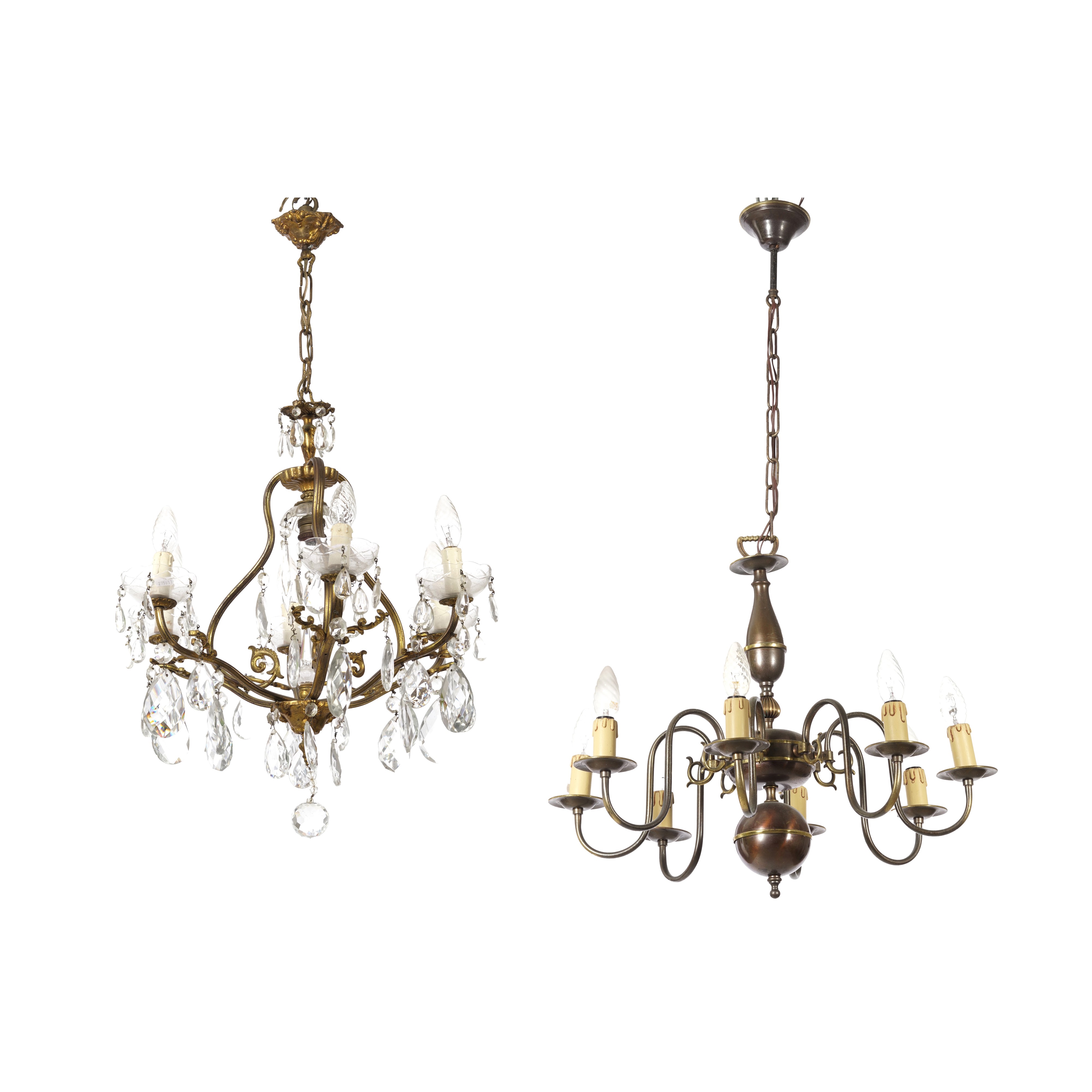 Lampadario in metallo a otto luci e altro lampadario con gocce. XX secolo