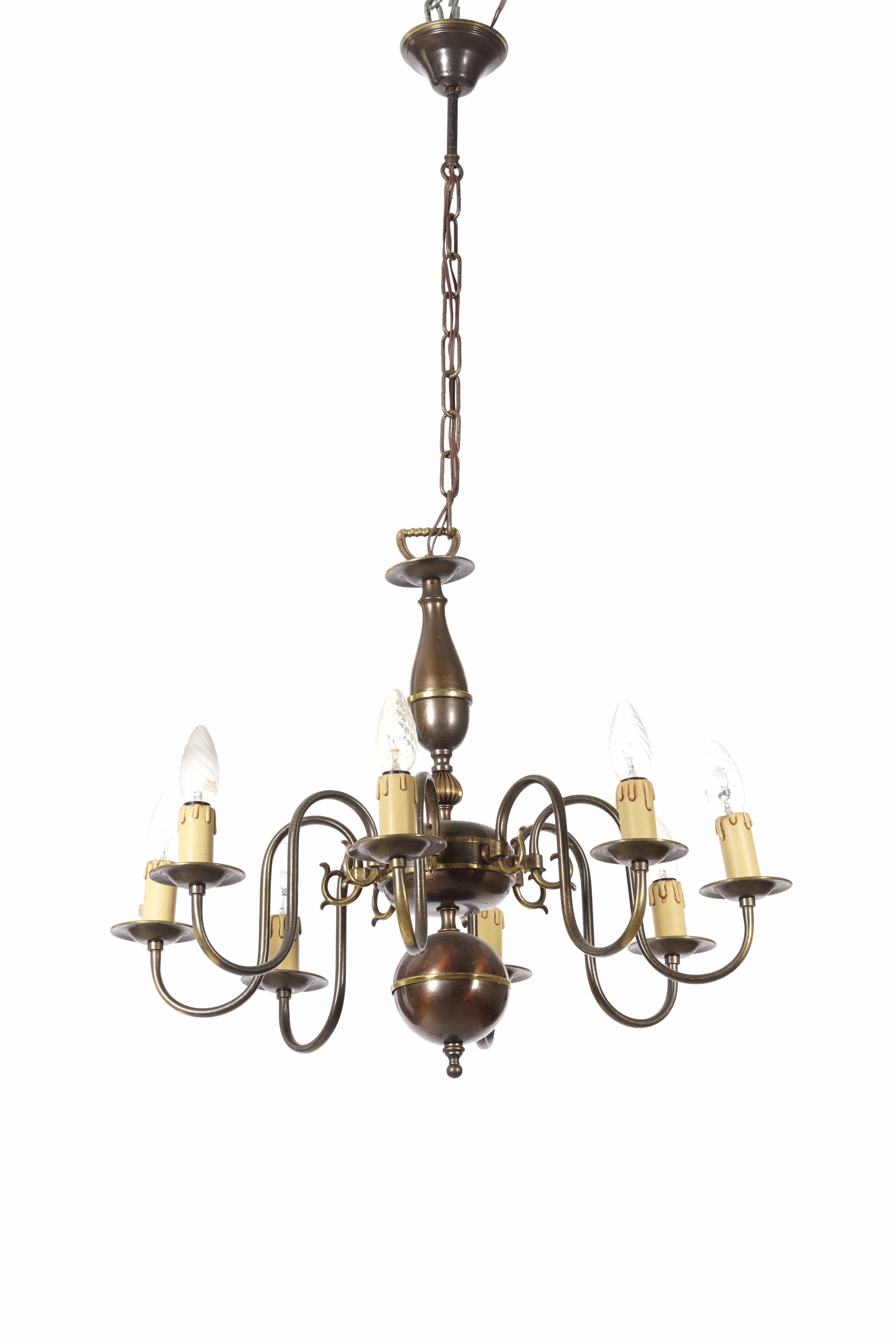 Lampadario in metallo a otto luci e altro lampadario con gocce. XX secolo