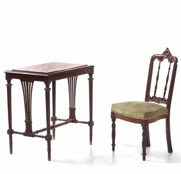 Insieme di tavolino con piano in marmo e sedia imbottita, inizio XX secolo