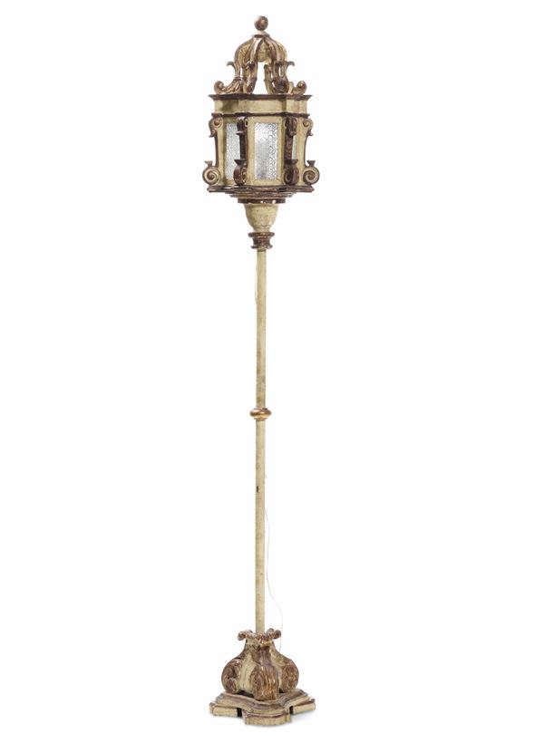 Lampione in legno intagliato e laccato. XIX secolo