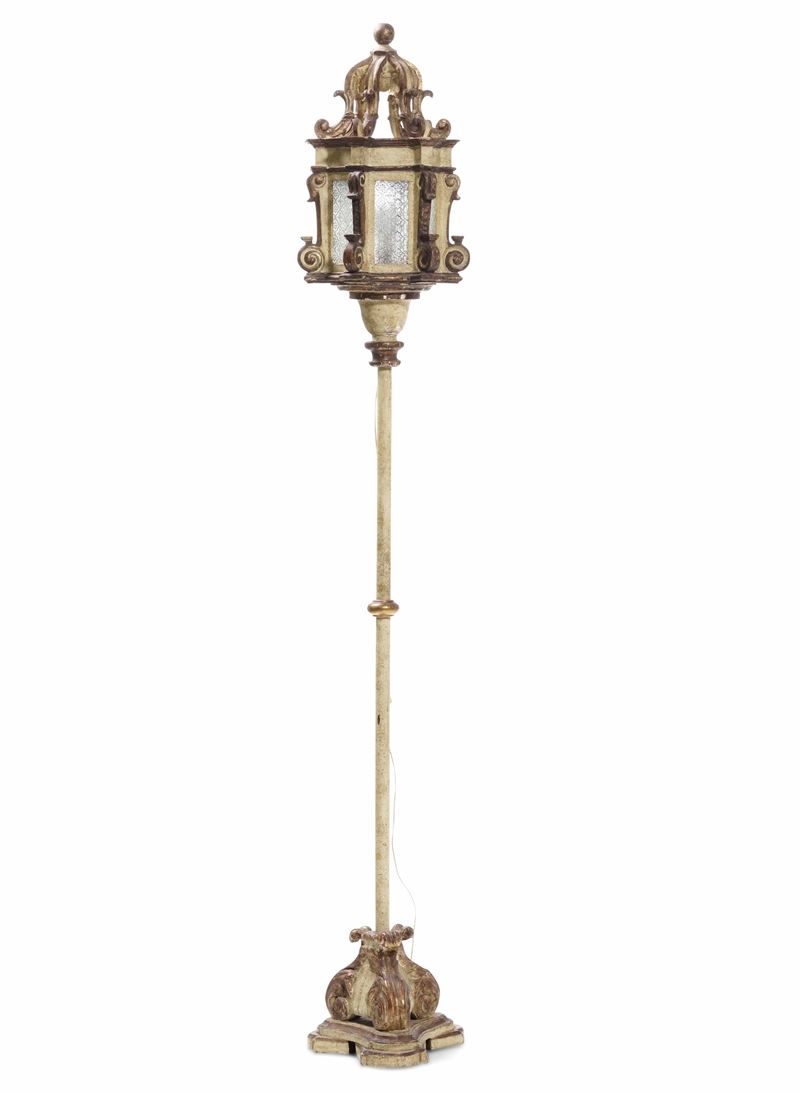 Lampione in legno intagliato e laccato. XIX secolo  - Asta Antiquariato febbraio - Cambi Casa d'Aste