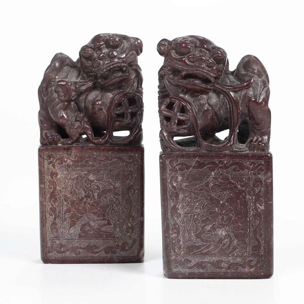 Coppia di sigilli scolpiti in pietra con figure di Cani di Pho e decori floreali incisi, Cina, XX secolo