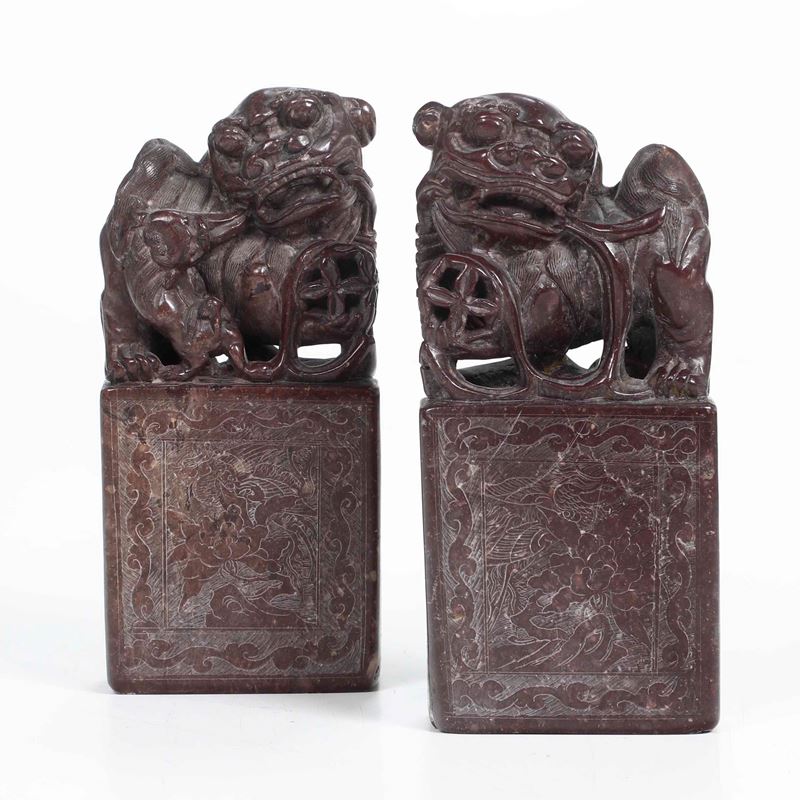 Coppia di sigilli scolpiti in pietra con figure di Cani di Pho e decori floreali incisi, Cina, XX secolo  - Asta Asian Art - Cambi Casa d'Aste