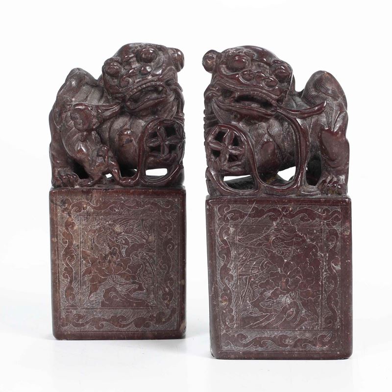 Coppia di sigilli scolpiti in pietra con figure di Cani di Pho e decori floreali incisi, Cina, XX secolo  - Auction Asian Art - Cambi Casa d'Aste