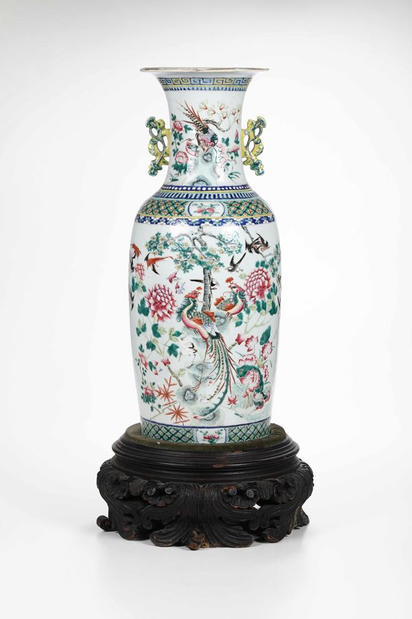 Vaso in porcellana con anse sagomate e figure di fenici tra peonie in fiore, Cina, Dinastia Qing, XIX  [..]
