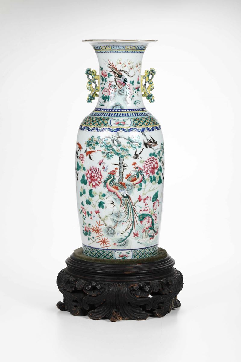 Vaso in porcellana con anse sagomate e figure di fenici tra peonie in fiore, Cina, Dinastia Qing, XIX secolo  - Asta Asian Art - Cambi Casa d'Aste