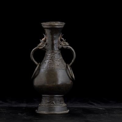 Cina, Dinastia Ming (XVII secolo), Vaso in bronzo con anse ad anello e mascheroni a foggia di dra...
