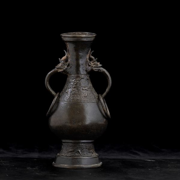 Vaso in bronzo con anse ad anello, mascheroni a foggia di draghetto e motivi d'ispirazione arcaica, Cina, Dinastia Ming, XVII secolo