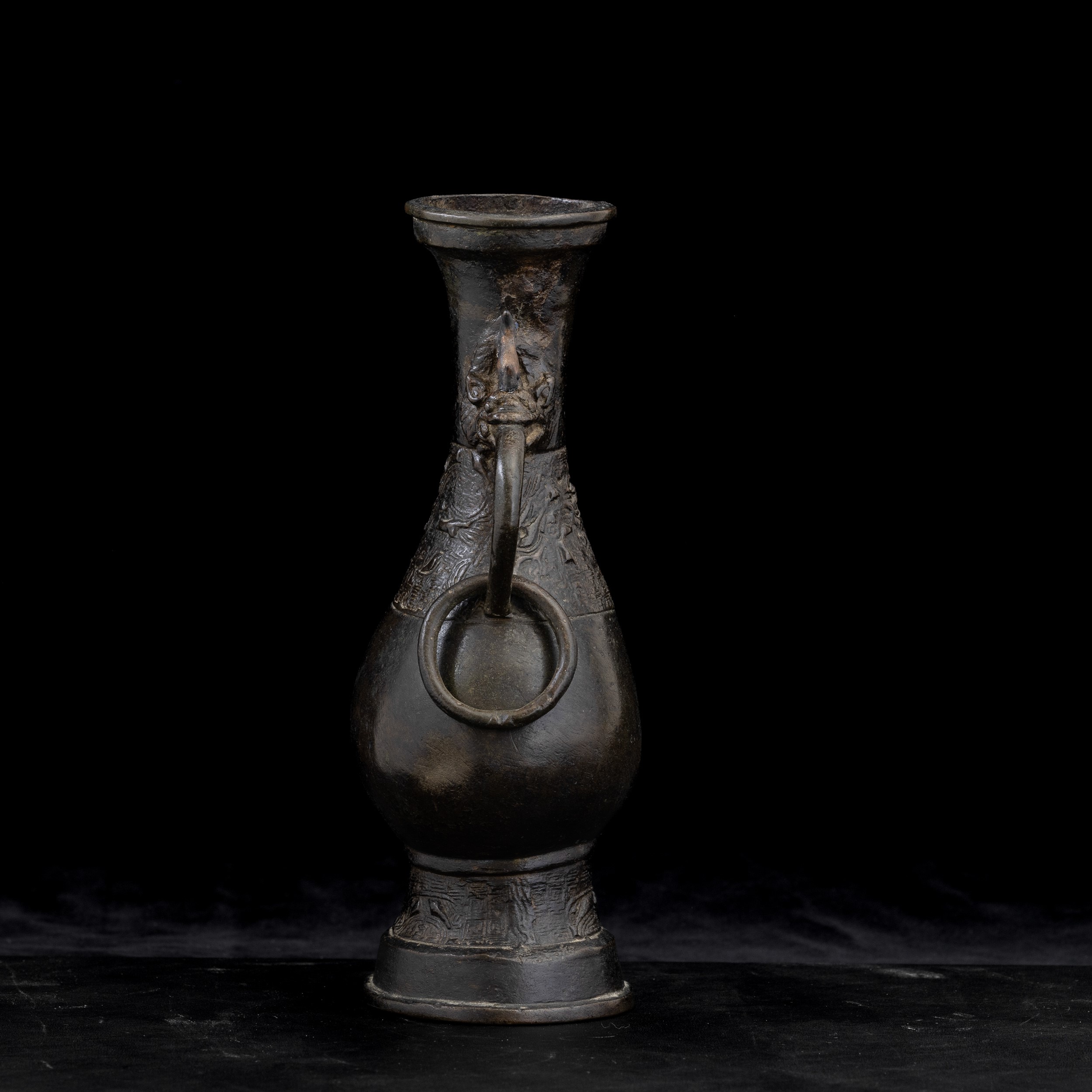 Cina, Dinastia Ming (XVII secolo), Vaso in bronzo con anse ad anello e mascheroni a foggia di dra...