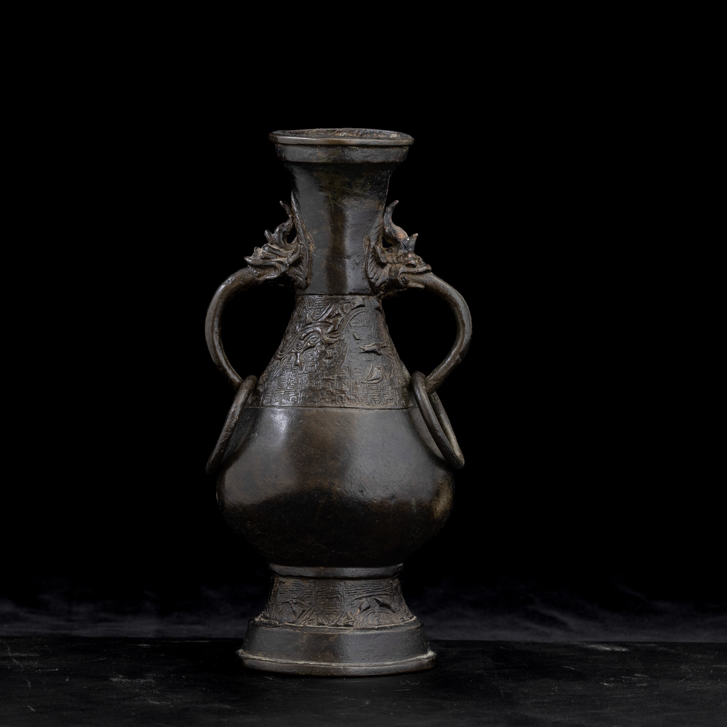 Cina, Dinastia Ming (XVII secolo), Vaso in bronzo con anse ad anello e mascheroni a foggia di dra...
