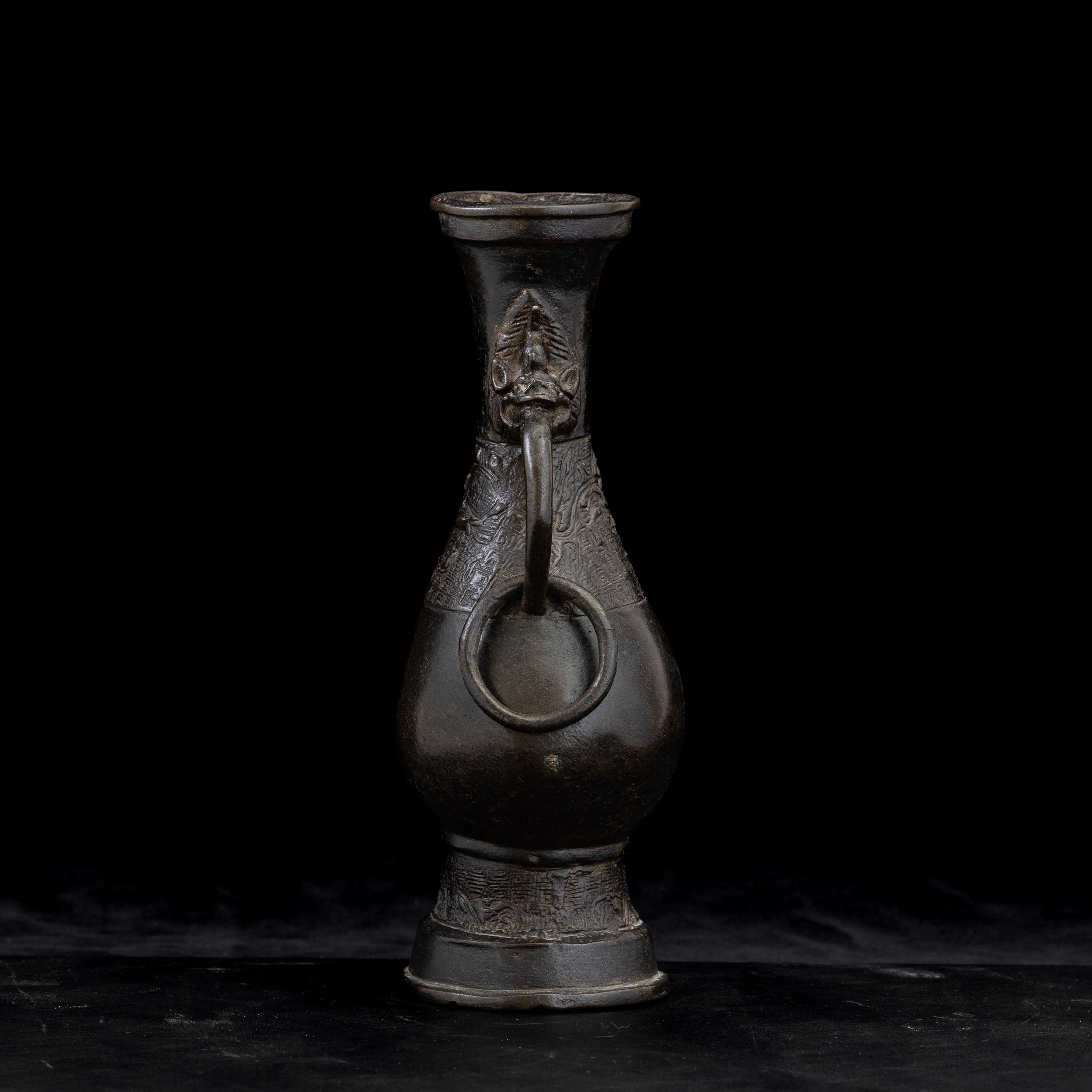 Cina, Dinastia Ming (XVII secolo), Vaso in bronzo con anse ad anello e mascheroni a foggia di dra...