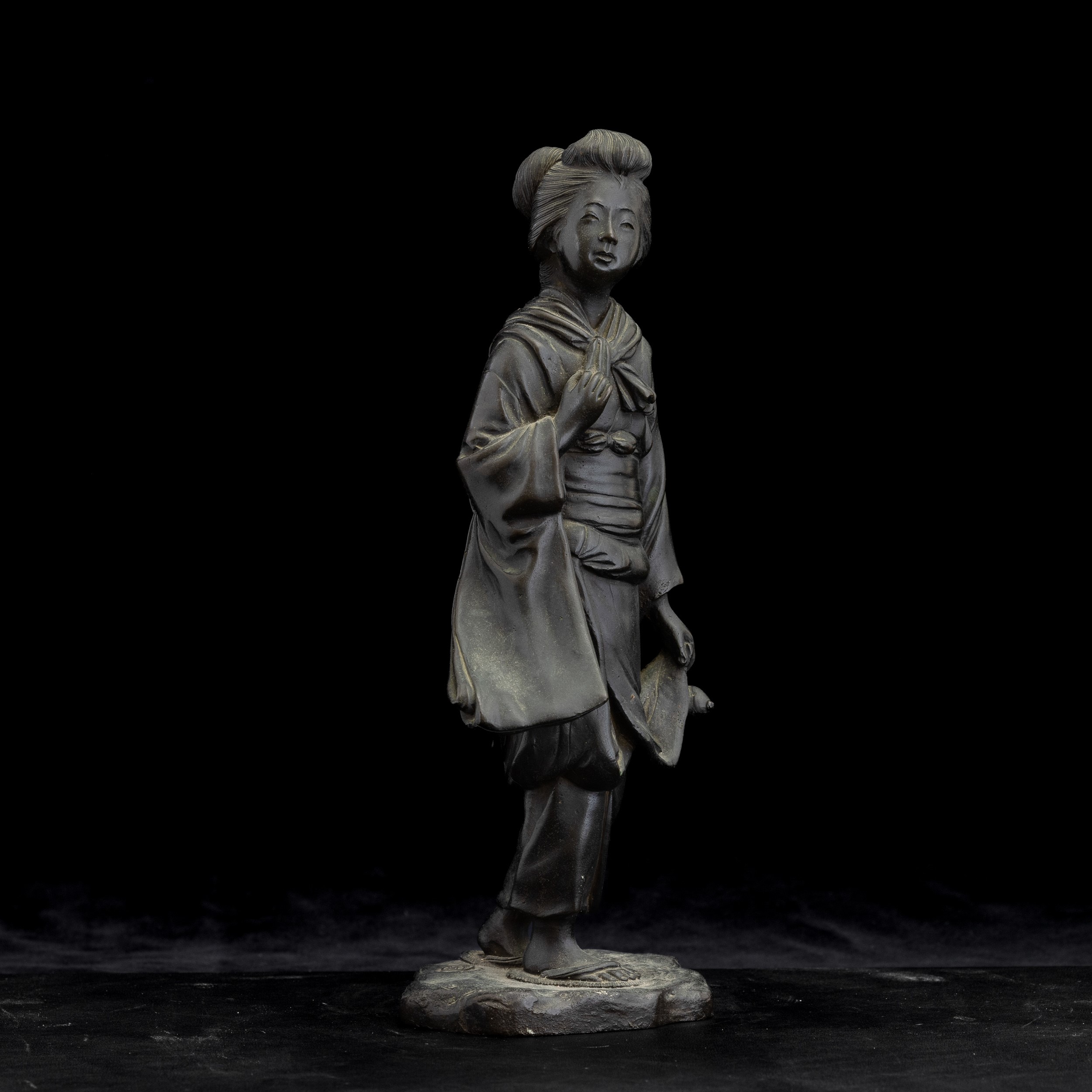 Figura di fanciulla, bronzo firmato, Giappone, periodo Meiji (1868-1912)