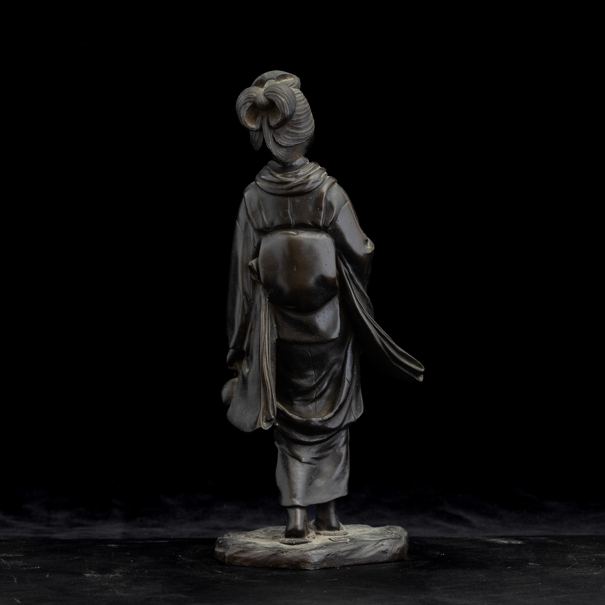 Figura di fanciulla, bronzo firmato, Giappone, periodo Meiji (1868-1912)
