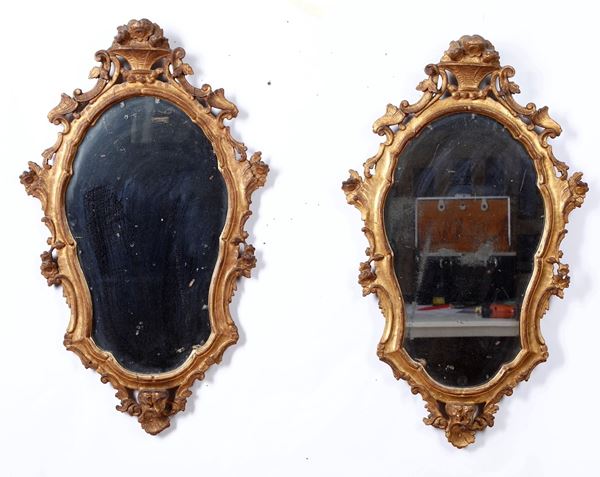 Coppia di specchiere in legno intagliato e dorato. XVIII-XIX secolo