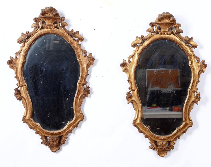 Coppia di specchiere in legno intagliato e dorato. XVIII-XIX secolo  - Asta Antiquariato Aprile - Cambi Casa d'Aste
