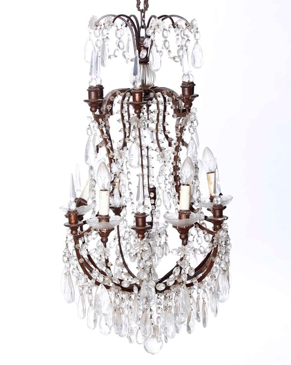 Coppia di lampadari a sei luci in metallo e cristalli. XIX secolo